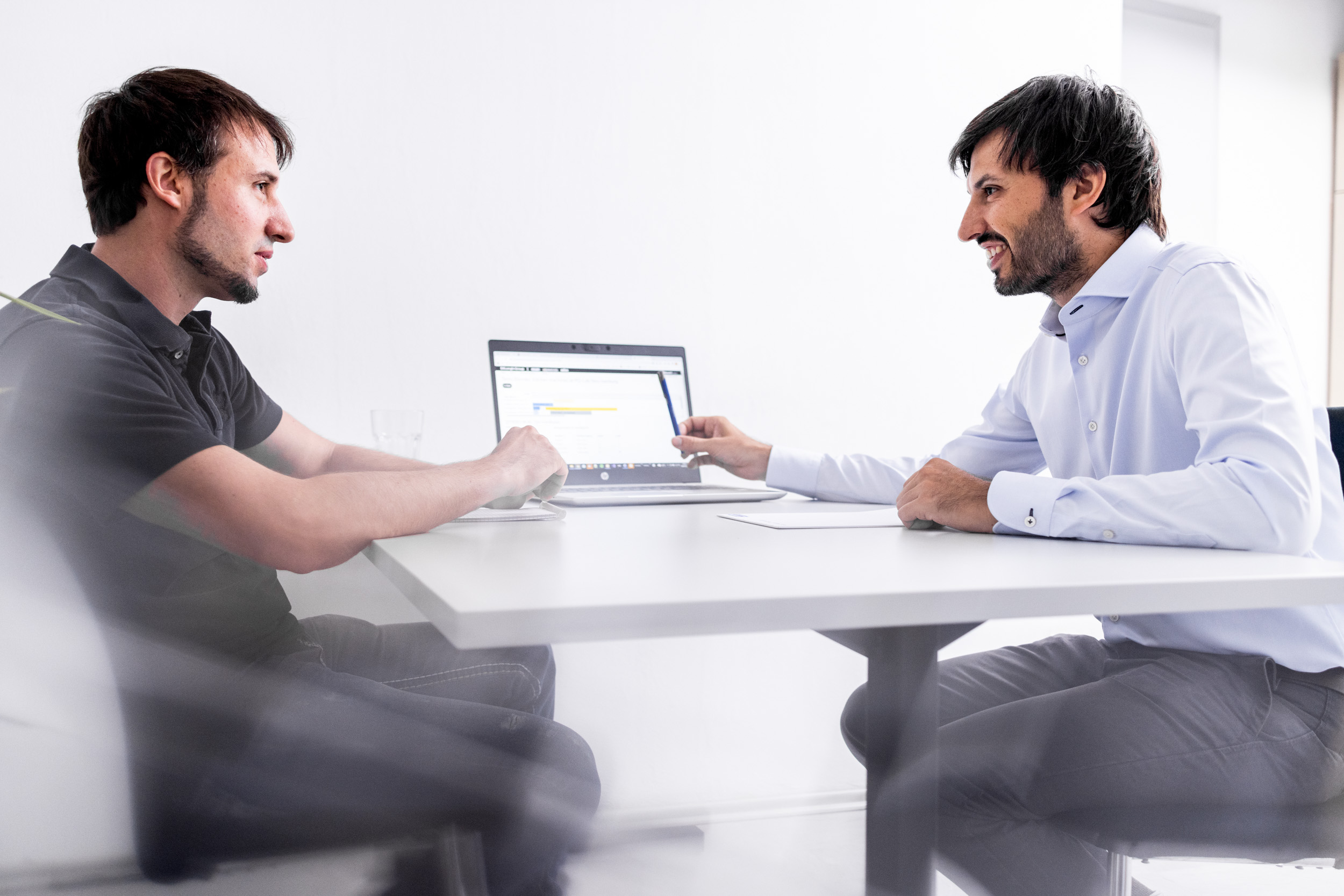 Nonstop Network GmbH – Berater und Kunde an einem Tisch